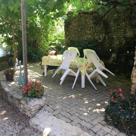 D'hotes Les Coustilles Bed & Breakfast *